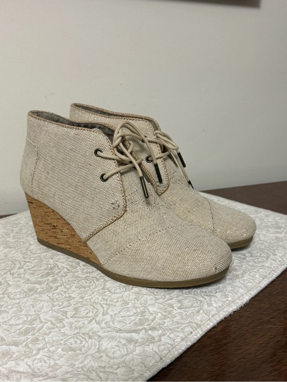 Like New! TOMS Desert Wedge Laced Ankle Booties Natural Metallic Linen Women's 8